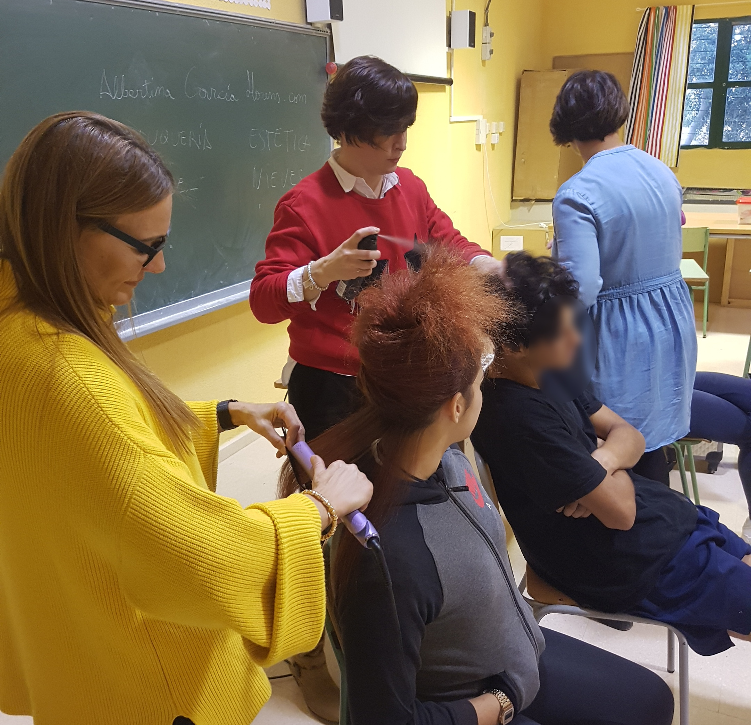 Jóvenes realizan un taller de peluquería y estética a través de Albertina García Llorens y la Red Nodus