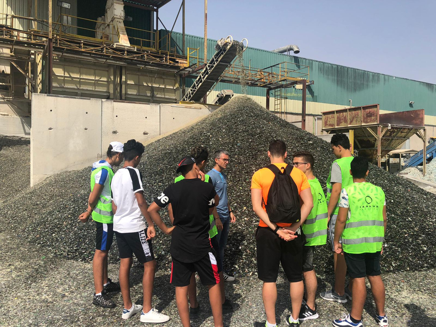 Jóvenes visitan las instalaciones de Camacho Recycling, entidad miembro de la Red Nodus