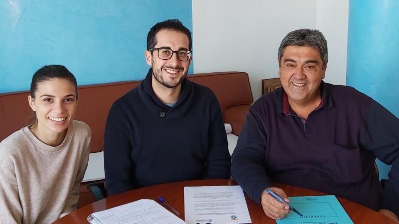 De derecha a izquierda: Joan Castor Gonell Agramunt, Alcalde de Sant Jaume d'Enveja; Víctor Miralles; Coordinador Técnico de Recursos y Programes Fundación Diagrama; y Carla Quesada, regidora de Igualdad, Salud, Atención a las personas, Juventud, Integración y Cohesión social.