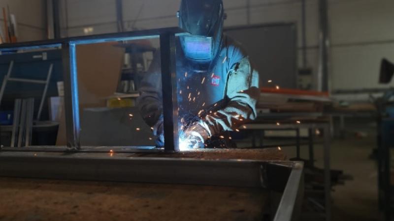 Un joven firma un contrato laboral con la empresa Jocu a través de la Red Nodus