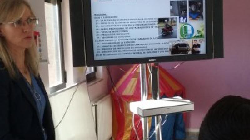 Un grupo de jóvenes conoce la labor realizada en la Inspección Técnica de Vehículos gracias al Grupo Itevelesa y la Red Nodus