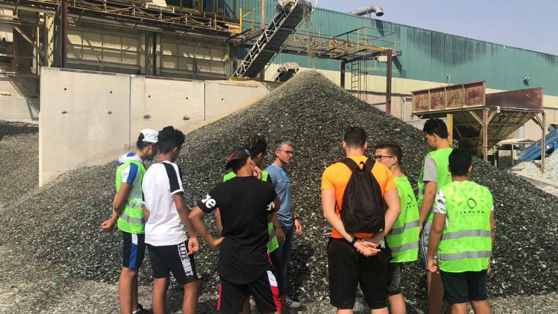 Jóvenes visitan las instalaciones de Camacho Recycling, entidad miembro de la Red Nodus