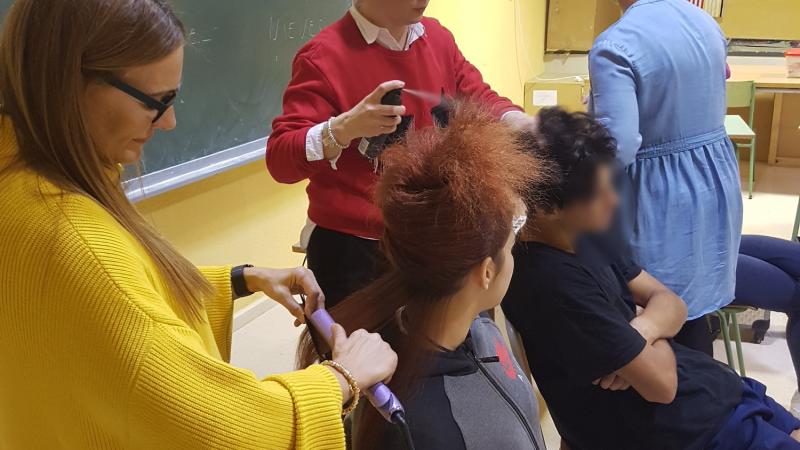 Jóvenes realizan un taller de peluquería y estética a través de Albertina García Llorens y la Red Nodus